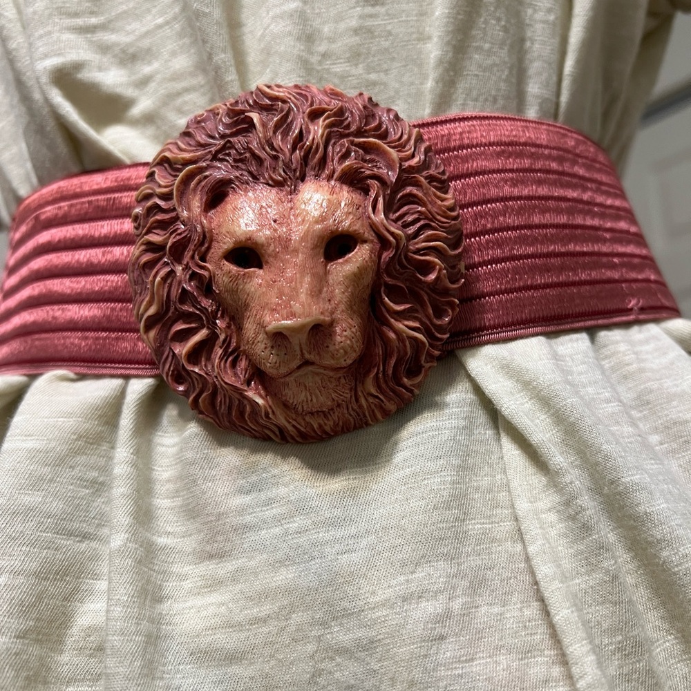 Vintage belt with lion head.